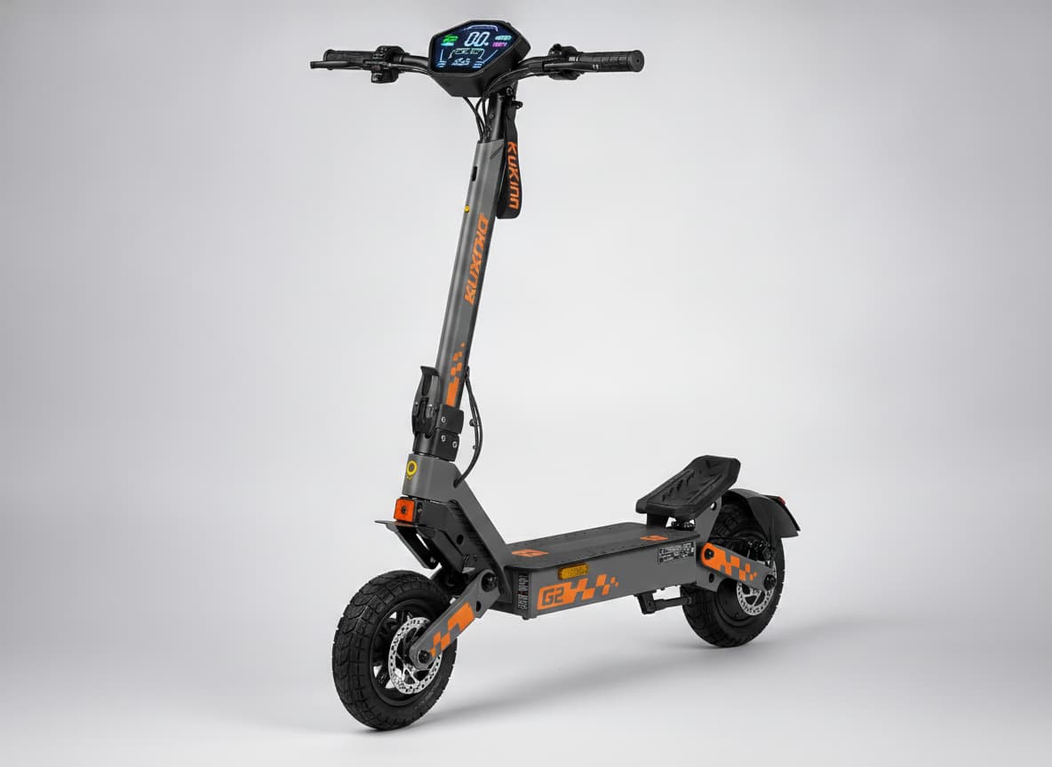 Trottinette électrique pliante KuKirin G2 vue de trois quarts avant sur fond gris, mettant en avant l