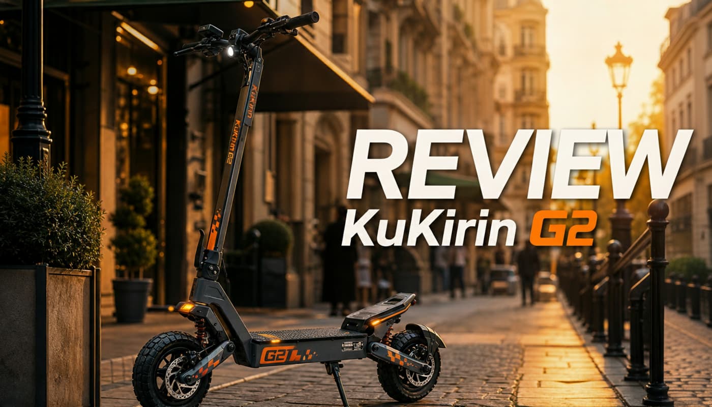 Une trottinette électrique noire aux accents LED lumineux est garée sur un trottoir citadin au coucher du soleil avec le texte FAQ KuKirin G2 superposé.
