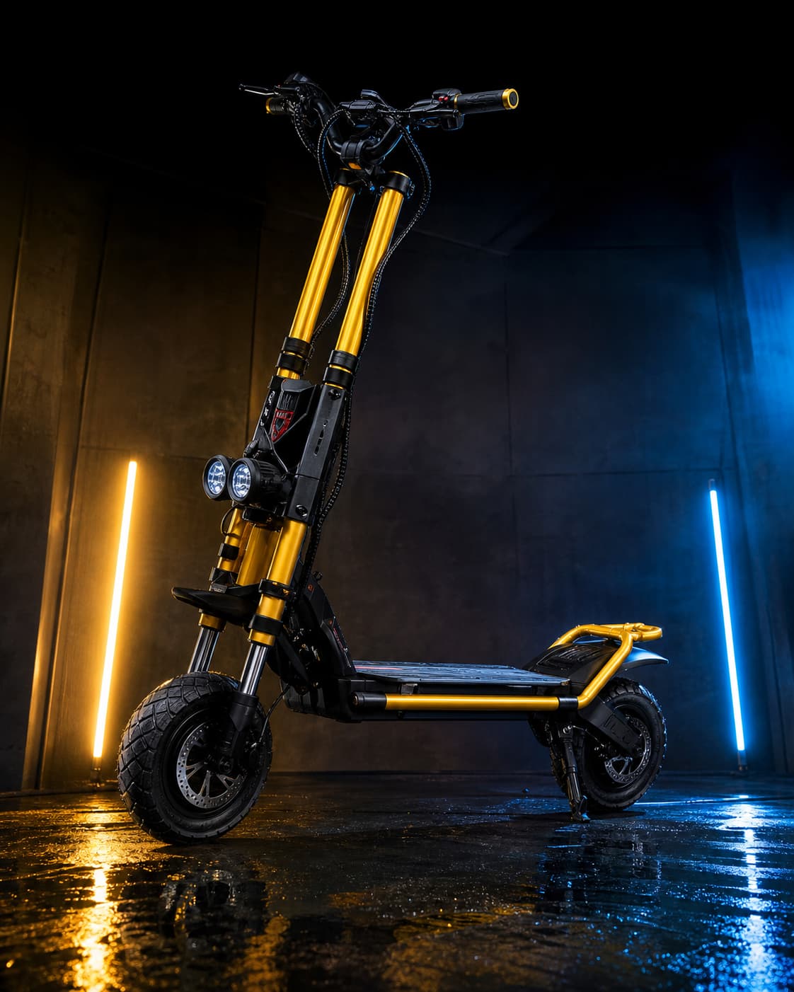 Trottinette électrique Kaboo Wolf King GT Pro en contre-plongée sur fond industriel sombre avec néons et surface réfléchissante.