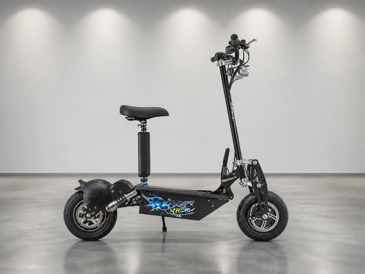 Grande trottinette électrique équipée d'une selle conducteur unique, de freins à disque et de pneus larges dans un showroom neutre.